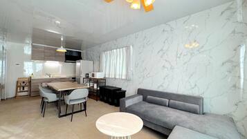 Biệt thự tiện nghi đơn giản (Grand Reopening D) | Khu vực ăn uống tại phòng