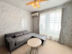 [Renewal (Max 13people)] 4LDK(100m2)/8Beds/BBQ/Parking1CarOK/Onna3D | Living area