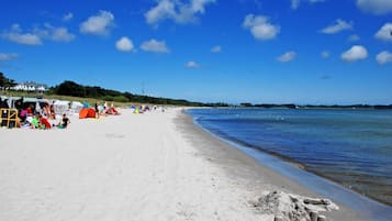 Una spiaggia nelle vicinanze