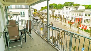Outdoor dining - 10 Ferienwohnung Ida mit Balkon und Strandkorb - Appartementhaus Ida im Ostseebad (Sellin)