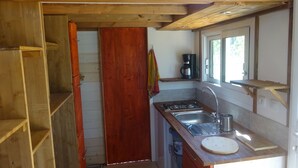 A compact kitchen with a wooden countertop, a sink, and a coffee maker. - La pause Tiny: green relaxation in Morbihan (Ploërmel - (56800))