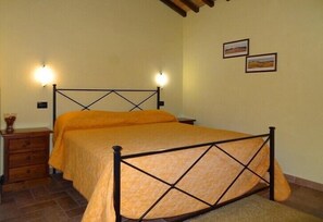 2 bedrooms, travel cot, free WiFi