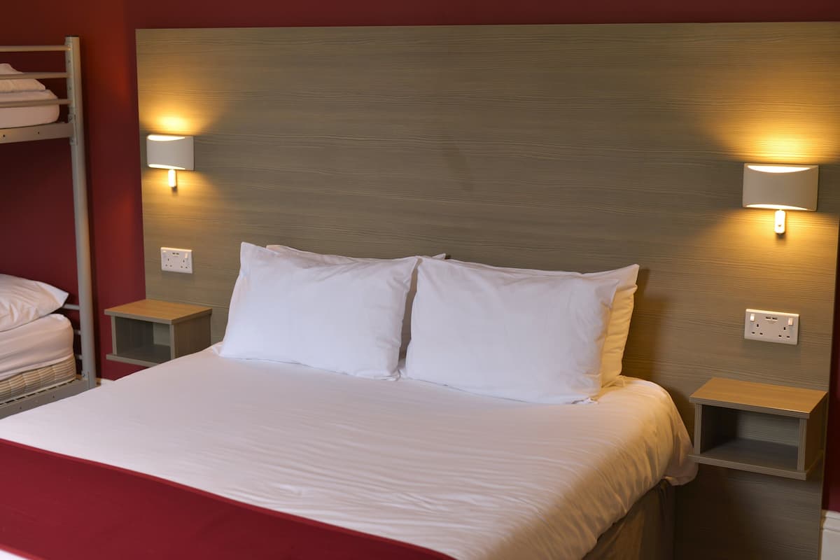 Small Family Room - 4 people | Iron/ironing board, free WiFi, bed sheets
