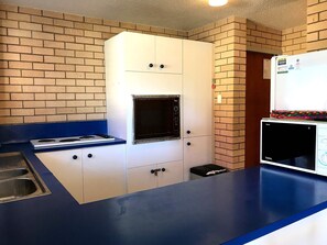 Fridge, microwave, oven, stovetop - Kooringal U2 with Ocean Views Near Kings Beach (Kings Beach)