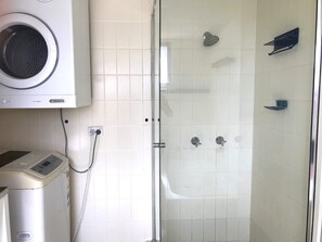 Shower, towels - Kooringal U2 with Ocean Views Near Kings Beach (Kings Beach)