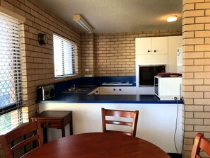 Dining - Kooringal U2 with Ocean Views Near Kings Beach (Kings Beach)