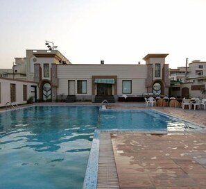 Seasonal outdoor pool - Hotel Sepal (Bathinda)