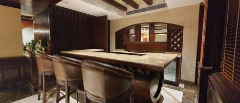 Un comedor moderno con una isla central y taburetes de bar.