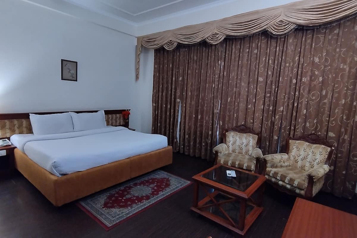 Deluxe Room | Premium bedding, minibar, in-room safe, soundproofing
