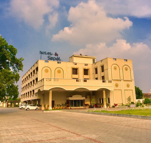Front of property - Hotel Sepal (Bathinda)