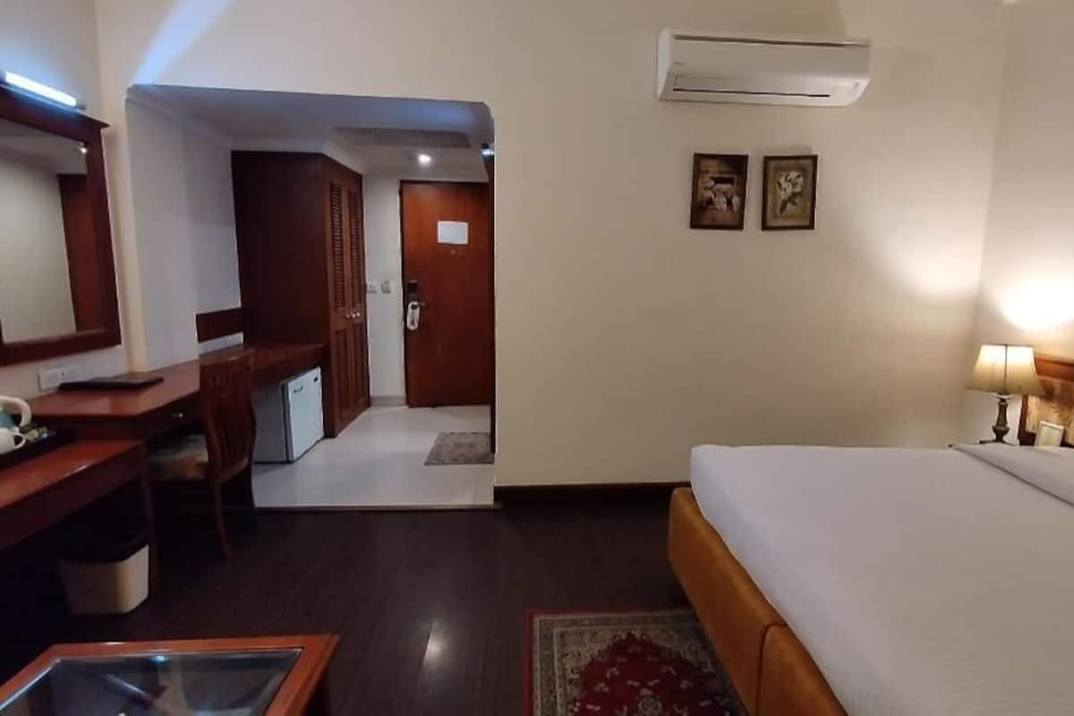 Premium bedding, minibar, in-room safe, soundproofing