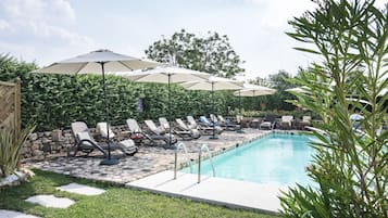 Sæsonbestemt udendørs pool, åben fra kl. 09.00 til kl. 19.00, parasoller