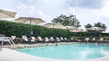 Sesongbasert utendørsbasseng, bassengparasoller og solsenger