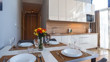 Una cocina moderna con encimera de madera, un fregadero y un microondas.