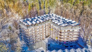 Un hotel a più piani con un design architettonico moderno, dotato di balconi e ampie finestre.