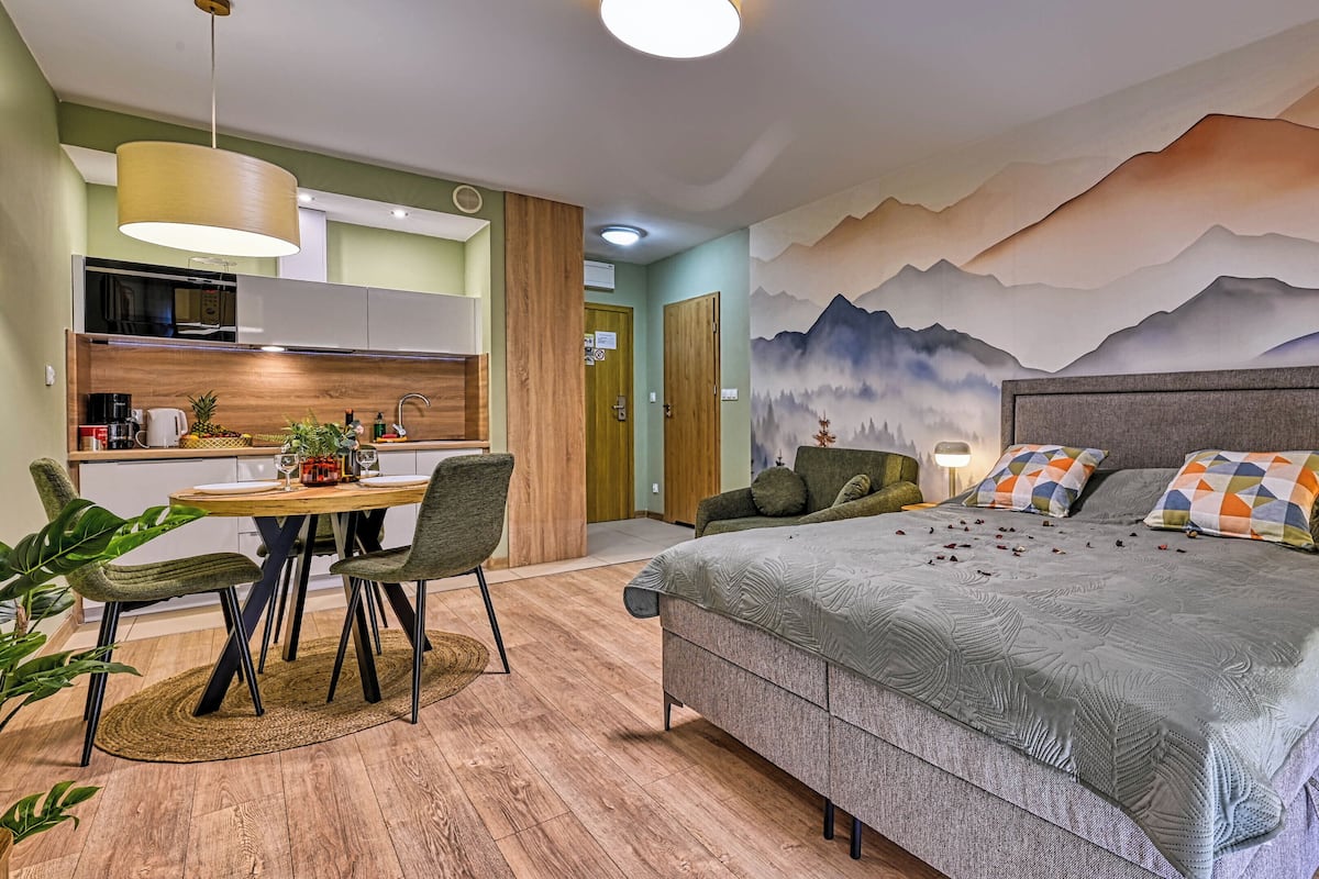 Studio (3020) | Living area | TV