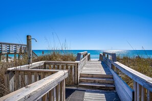 Property grounds - ☀Corner Balcony~Beachfront ~ FREE Beach Service~Pool~2BR The Palms 501🌅 (Fort Walton Beach)