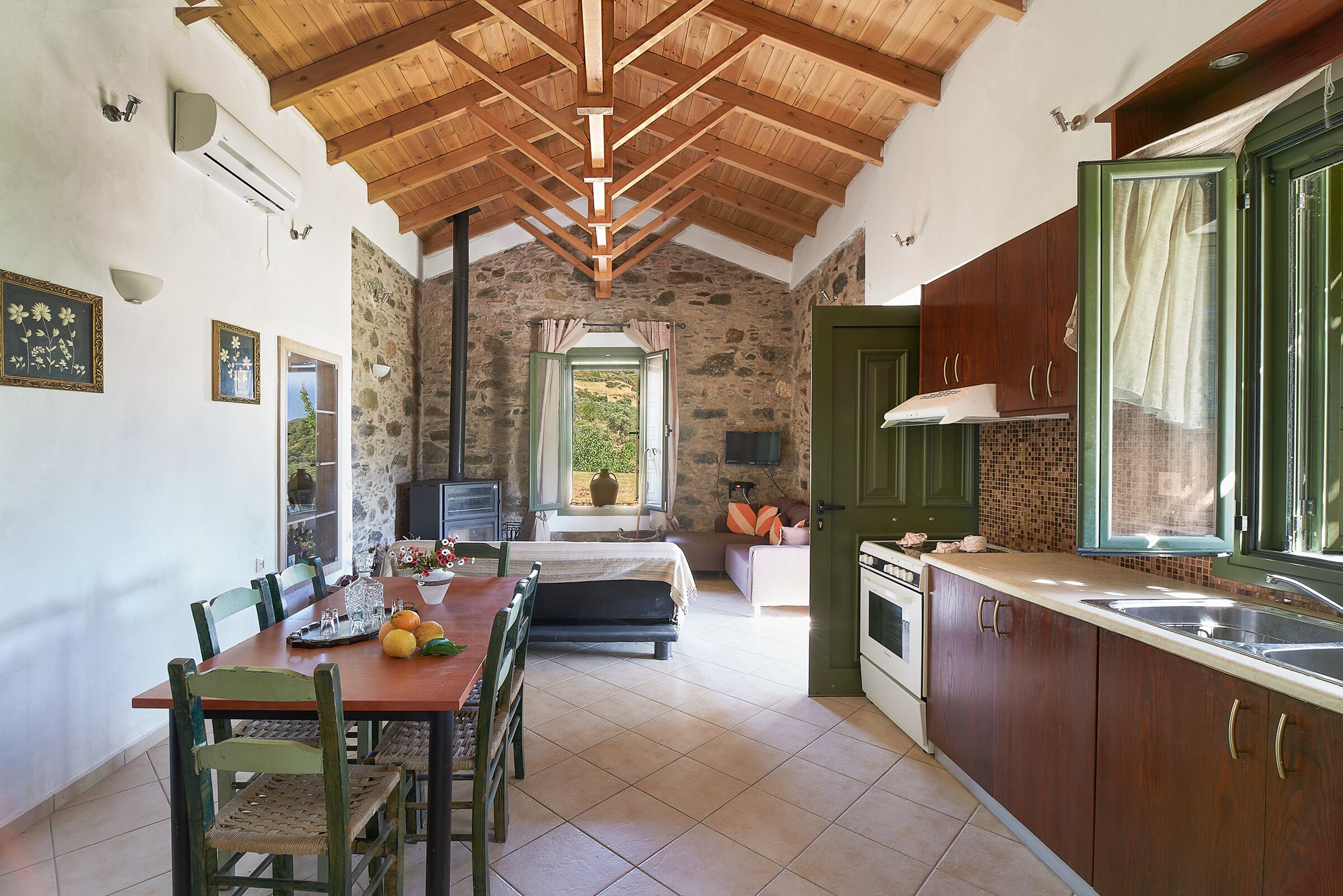 Kylskåp, mikrovågsugn, ugn och spishäll