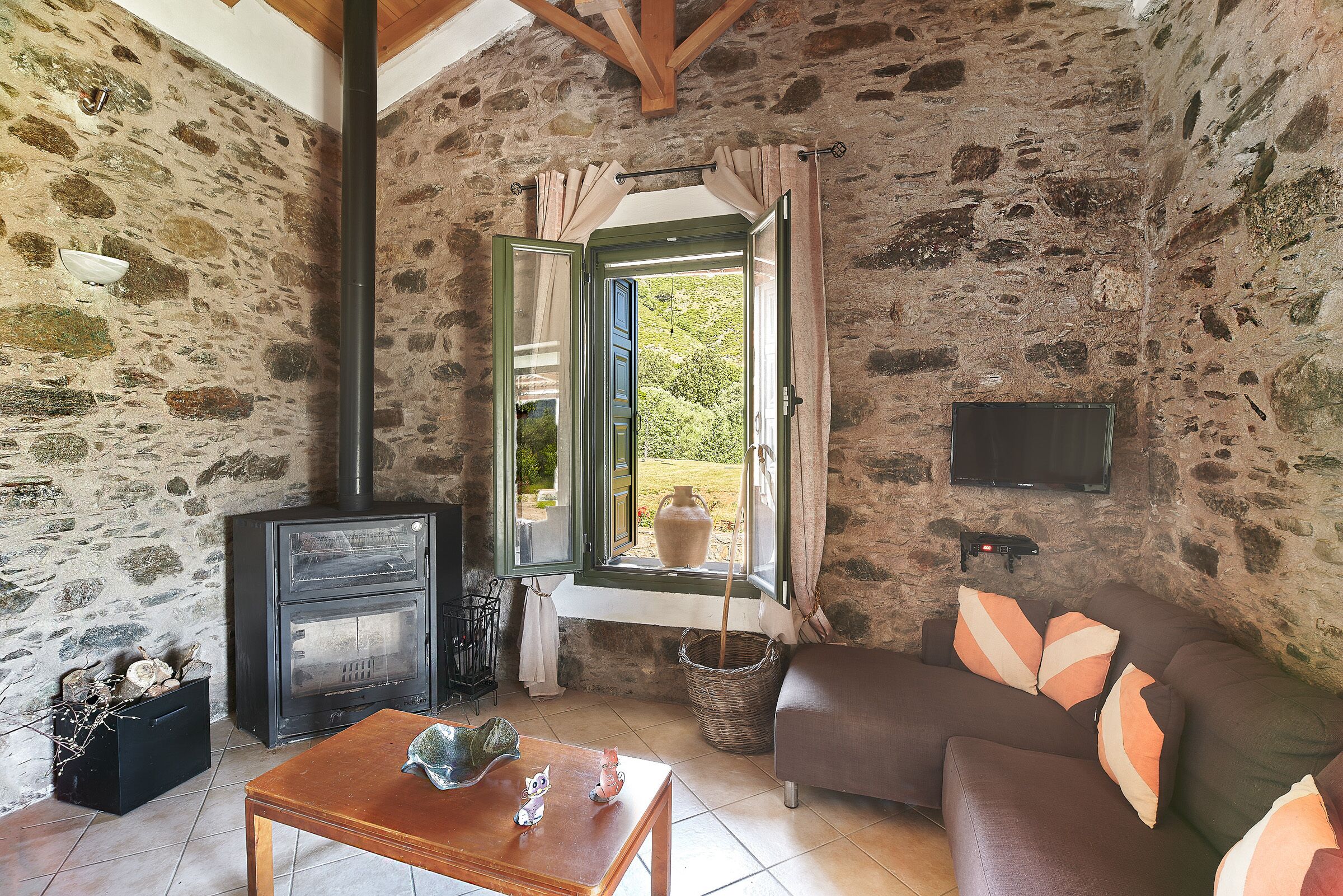 Una televisión, una chimenea