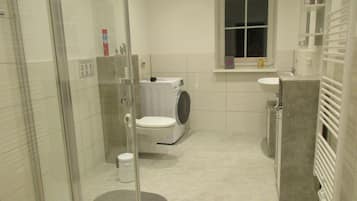 Douche, sĂšche-cheveux, savon, papier toilette