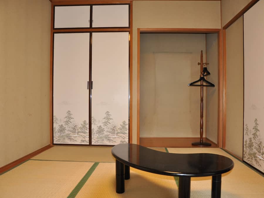 Apartment With Shared Bathroom | Individually decorated, individually furnished, free WiFi, bed sheets