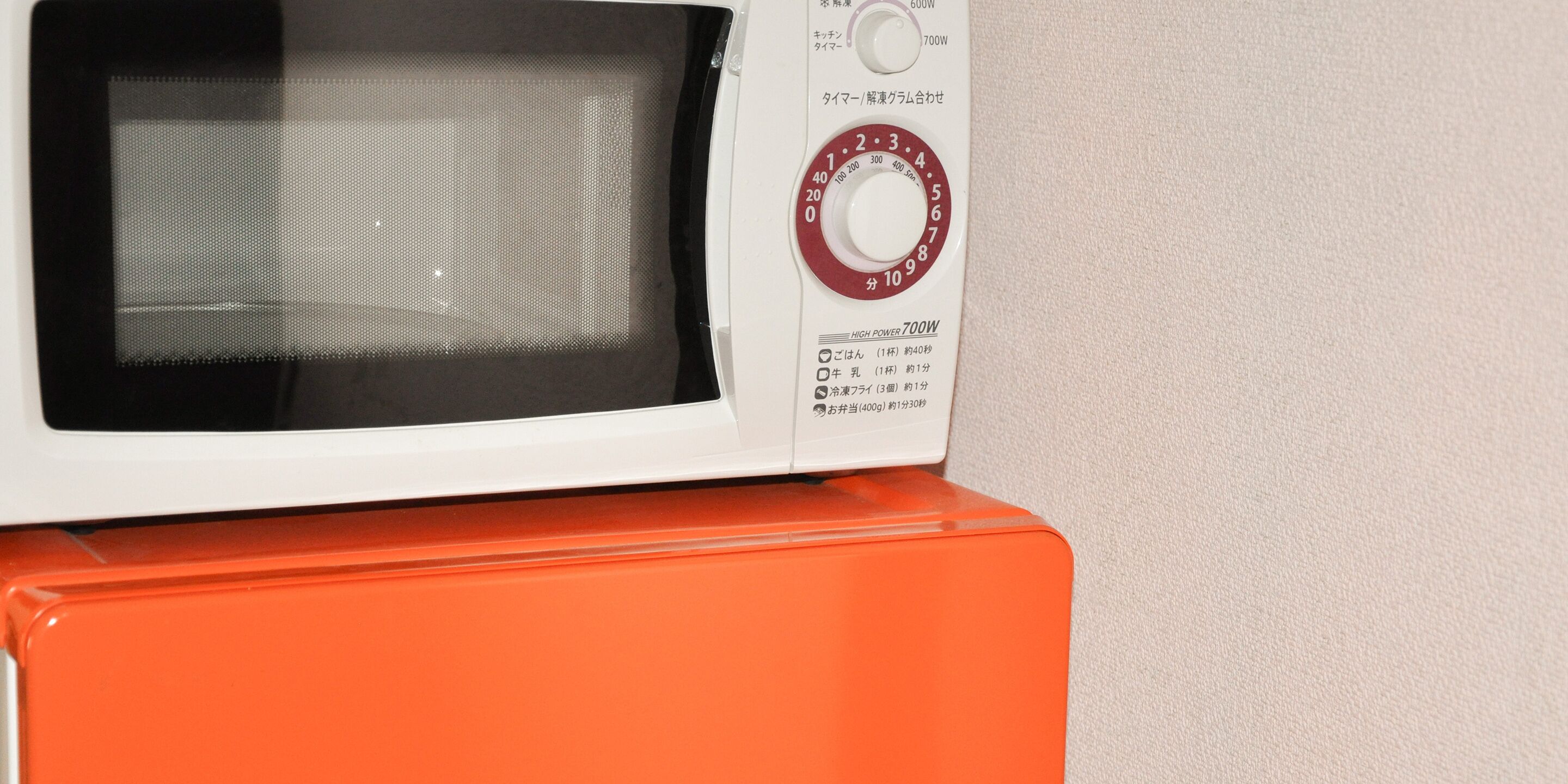 Um forno de micro-ondas com painel digital e configurações de potência.