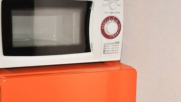 Um forno de micro-ondas com painel digital e configurações de potência.