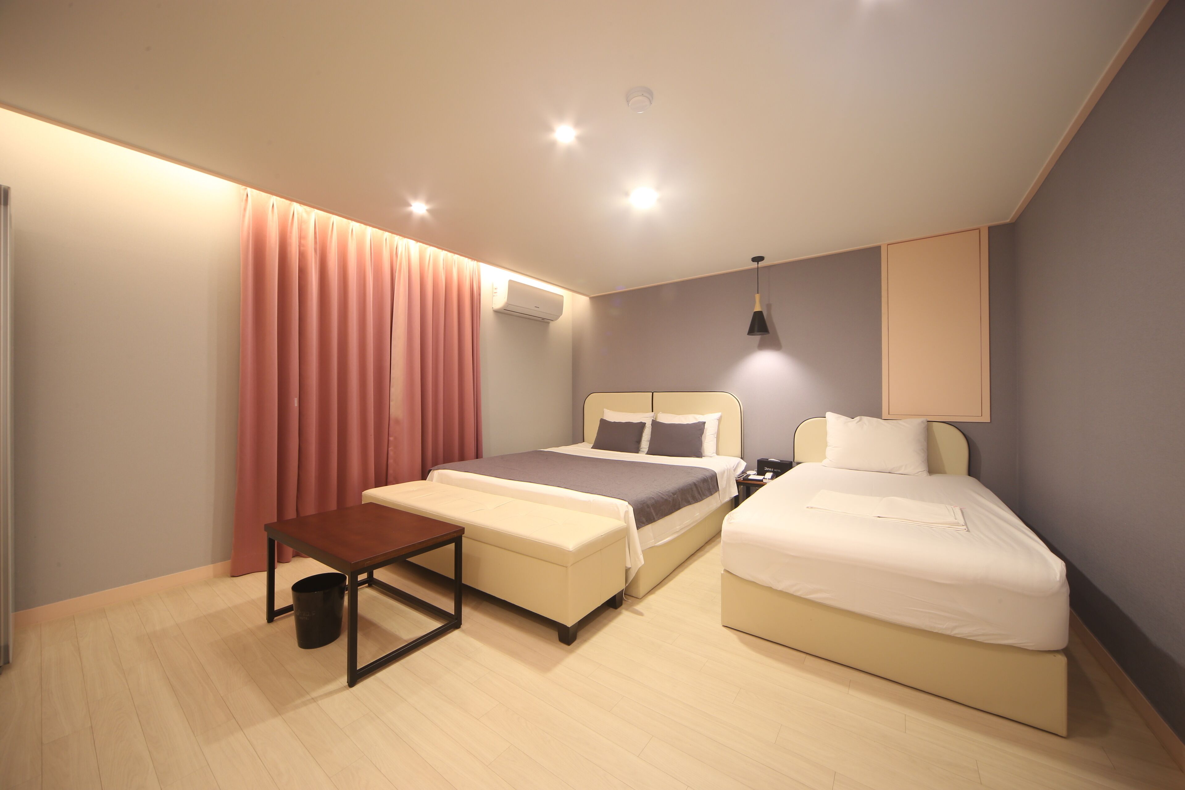 twin room | hypo-allergenic bedding, individually decorated, individually furnished