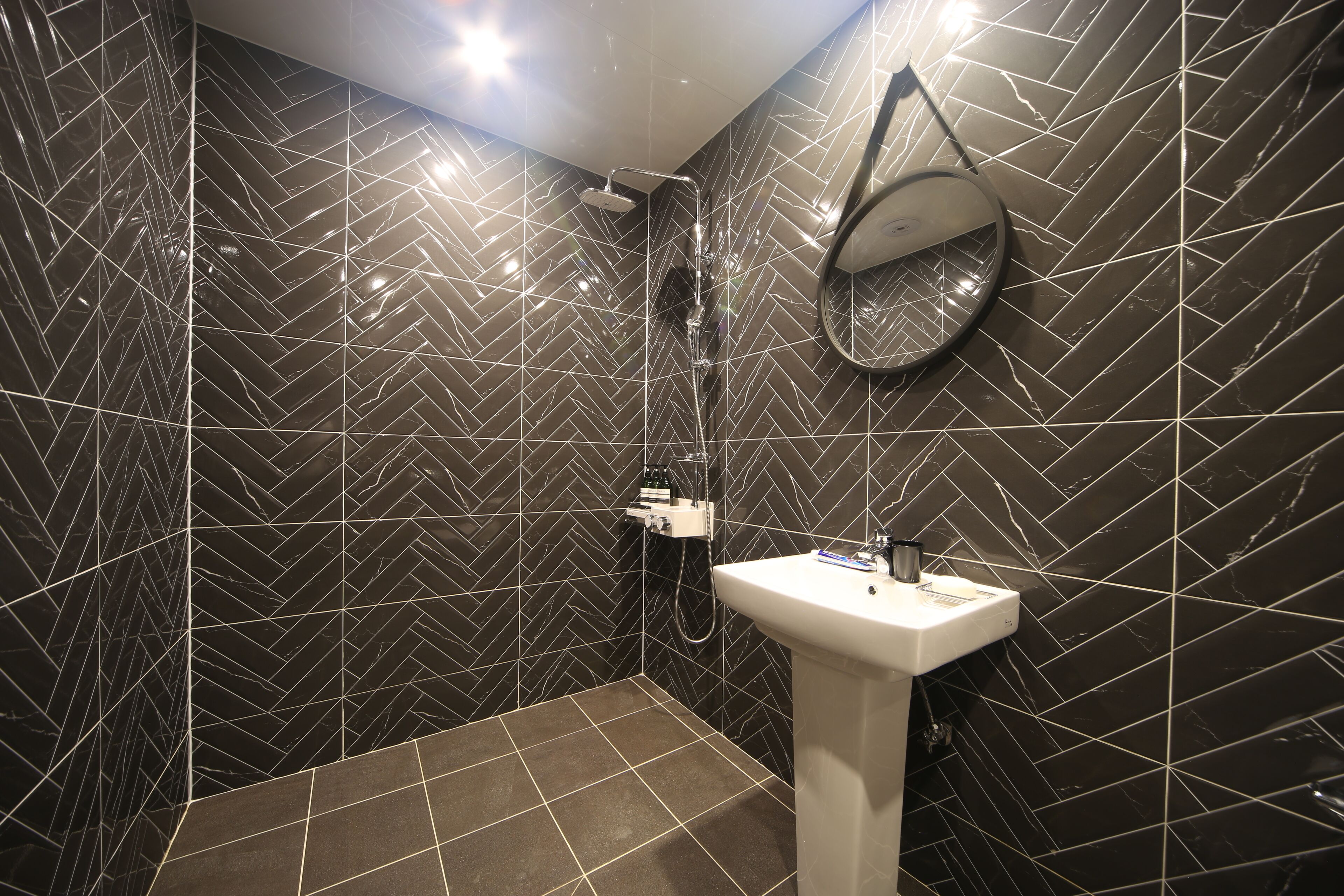 business double room | bathroom | designer toiletries, hair dryer, bidet, towels