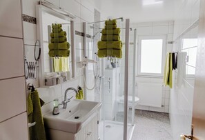 Basic Apartment | Bathroom | Shower, hair dryer, towels - Ferienwohnung Münch (Grossheubach)