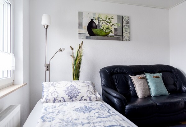 Basic Apartment | Living area | TV - Ferienwohnung Münch (Grossheubach)