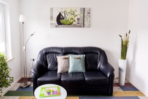 Basic Apartment | Living area | TV - Ferienwohnung Münch (Grossheubach)