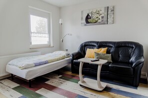 Basic Apartment | Living area | TV - Ferienwohnung Münch (Grossheubach)