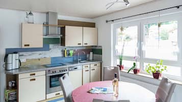Basic Apartment | Private kitchen | Microwave, oven