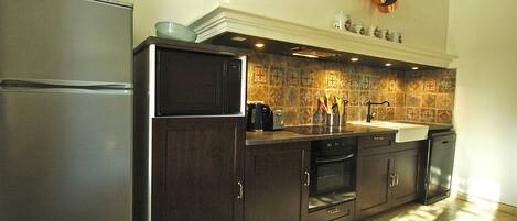 ثلاجة، ميكروويف، فرن، موقد طهي مسطح