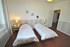 6 bedrooms, travel cot, free WiFi, bed sheets