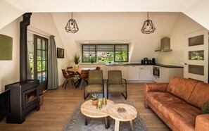 TV, fireplace - Sprielderbosch 14 Luxury holiday rental Veluwe, located on a holiday park (Putten)