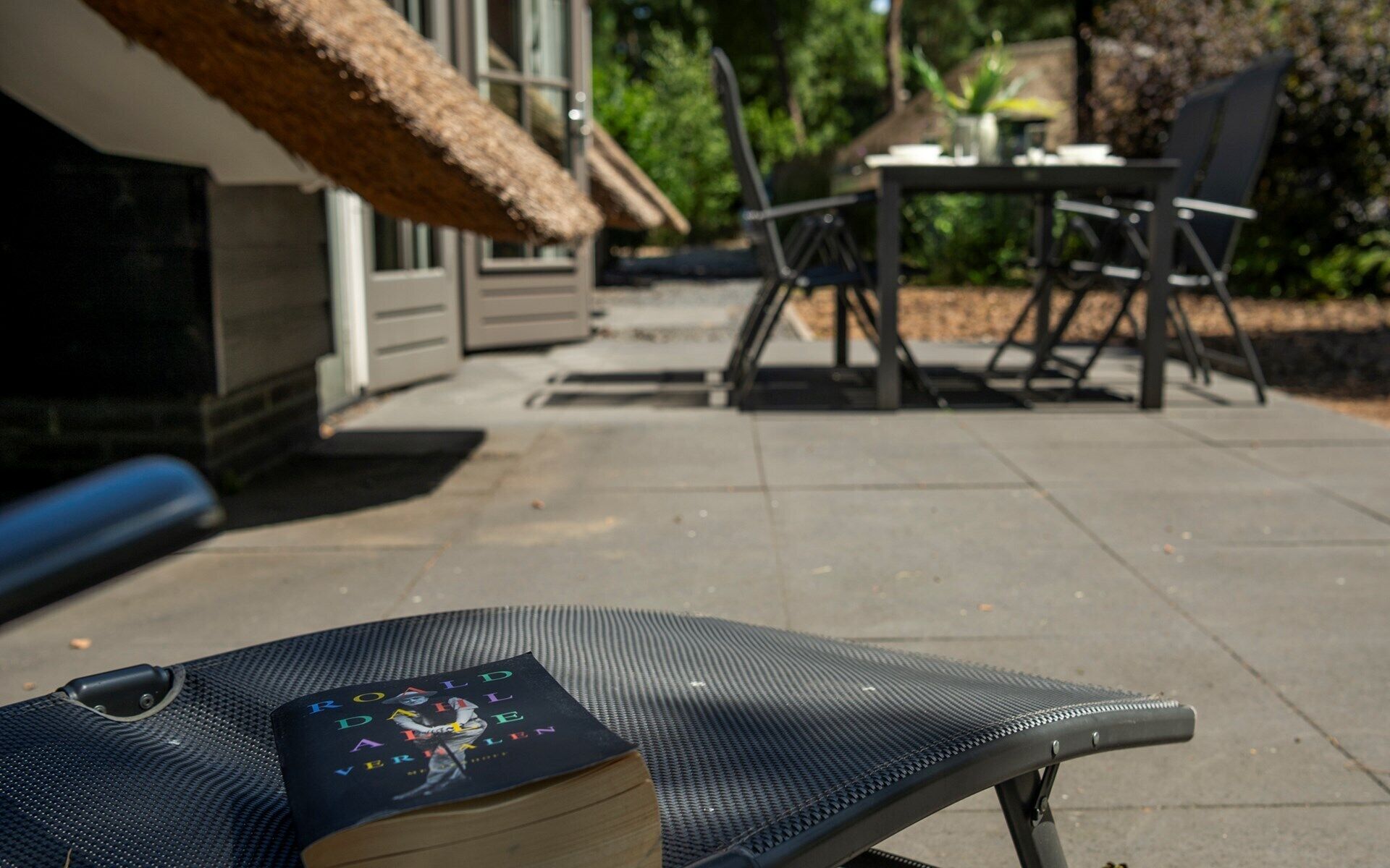 Una silla de descanso con un libro titulado 