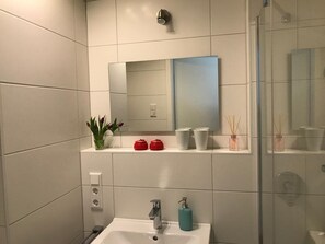 Apartment, 1 Bedroom, Balcony, Mezzanine (Wolke 9) | Bathroom amenities | Shower, hair dryer, towels - Ferienwohnungen Wolke (Regensburg)