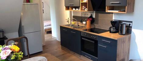 Refrigerador con freezer, horno, placa de cocina, lavavajillas