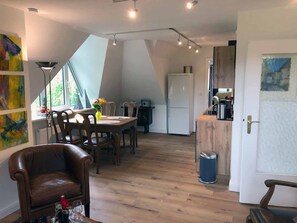 Apartment, 2 Schlafzimmer, Balkon, Gartenblick | Eigene Küche | Großer Kühlschrank, Ofen, Herdplatte, Geschirrspüler