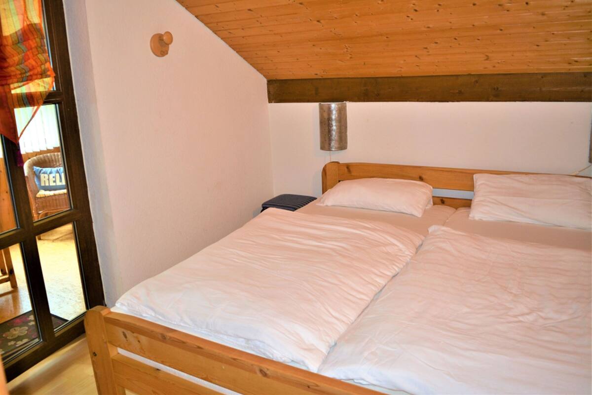 House, 4 Bedrooms, 2 Bathrooms (Rose)