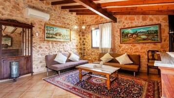 Een televisie, een open haard en een dvd-speler