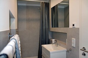 House | Bathroom | Shower, hair dryer, towels - Cube-House Ferienhaus in Franken (Volkach)