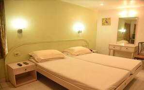 Deluxe Room - Marble Palace Guest House (Kolkata)