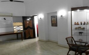 Deluxe Room | Living area - Marble Palace Guest House (Kolkata)