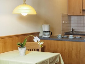 Comfort appartement | Privékitchenette | Een kookplaat, een waterkoker, een broodrooster, een koffiemolen