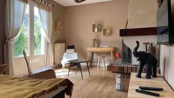 2 bedrooms, iron/ironing board, travel cot, WiFi