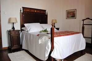 1 dormitorio, tabla de planchar con plancha, wifi y ropa de cama