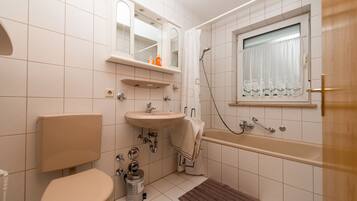 Appartement, op benedenverdieping | Badkamer | Een bad/douchecombinatie, een haardroger, handdoeken
